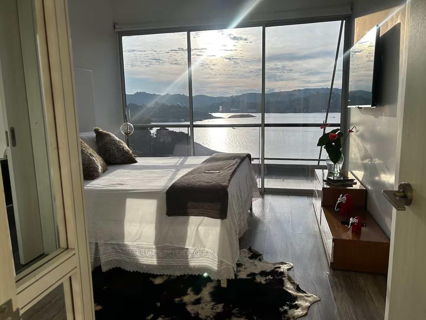 Habitación principal con vista panorámica al lago Guatapé desde villa de lujo en Peñol