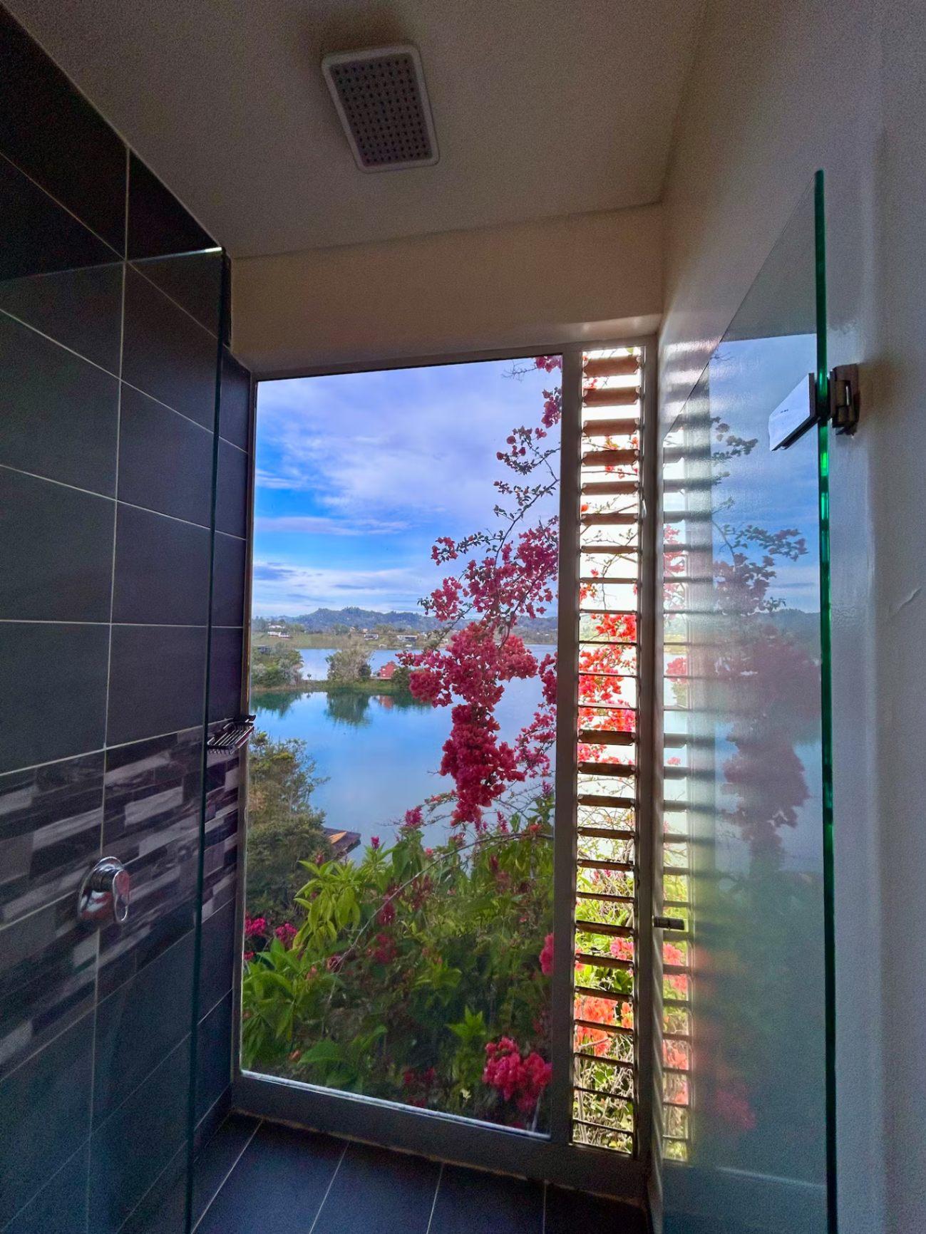 Baño de lujo con vista panorámica al lago de Guatapé desde villa privada en Peñol