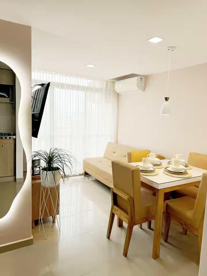 Comedor y sala moderna con cocina integrada en apartamento vacacional en Cartagena de Indias